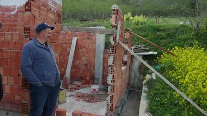 Karadeniz usulü ustalık: Duvarı yıkmadan yerini değiştirdiler