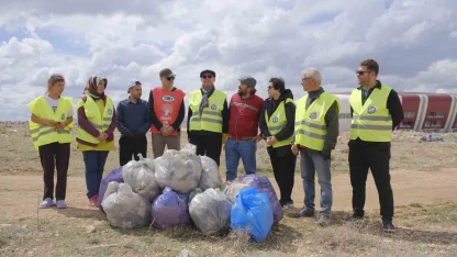 Karaman’da "Bugün temizle, yarın nefes al" sloganıyla doğaya atılan çöpler toplandı