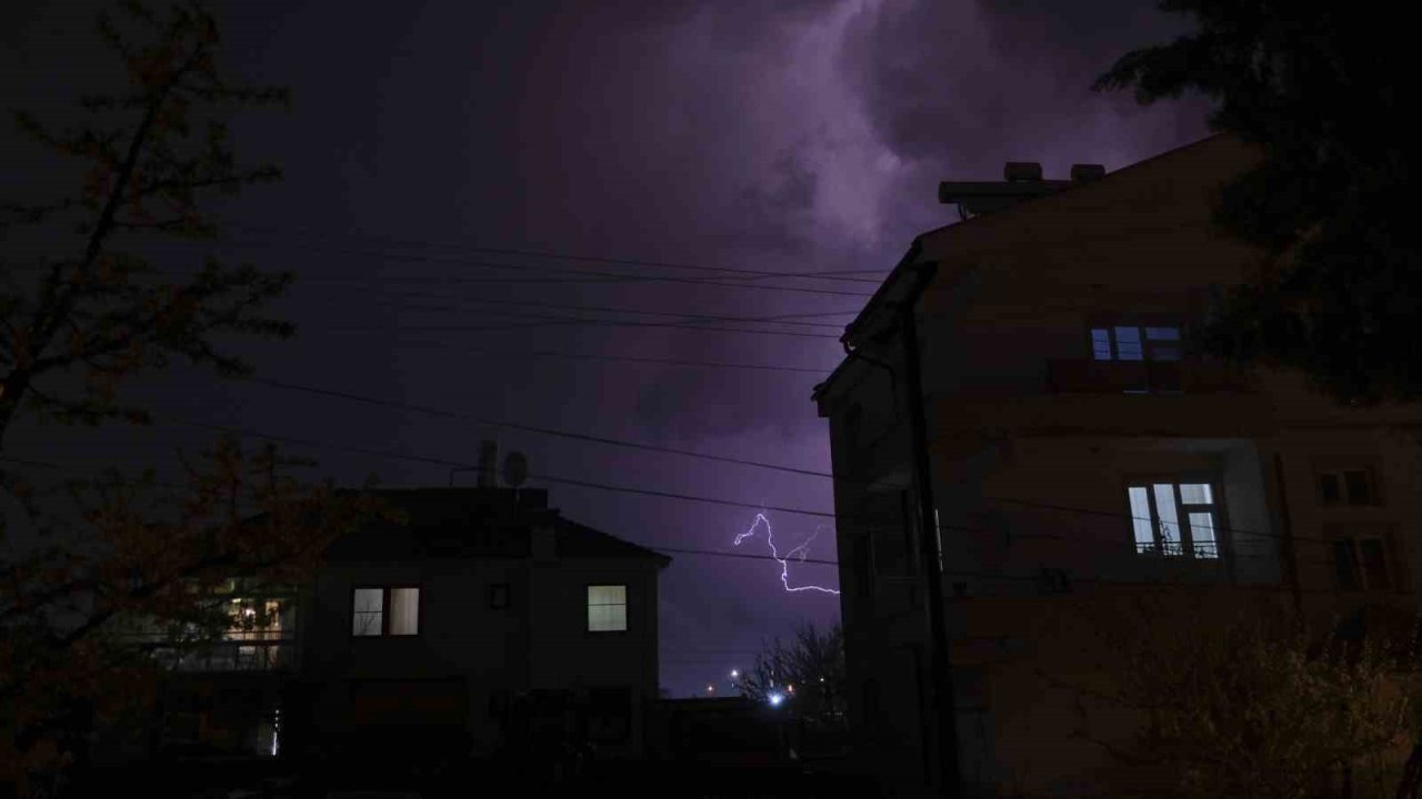 Karaman’da şimşekler geceyi aydınlattı