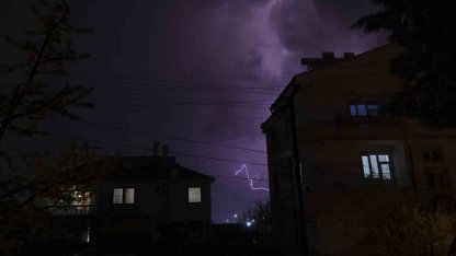 Karaman’da şimşekler geceyi aydınlattı