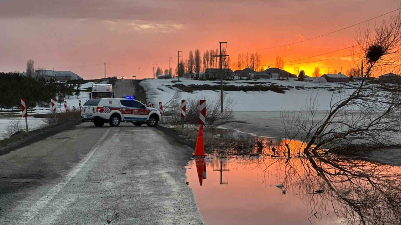 Karayazı’da gölet taştı, yol ulaşıma kapatıldı