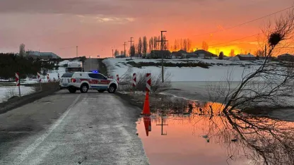 Karayazı’da gölet taştı, yol ulaşıma kapatıldı