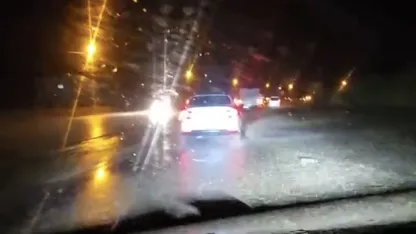 Karayoluna düşen taşlar ulaşımda aksamalara neden oldu