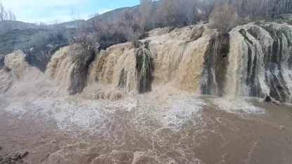Karların erimesiyle Muradiye Şelalesi coştu