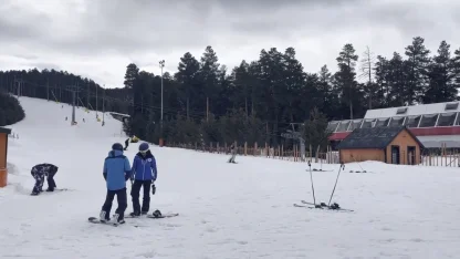 Kars’ta bahar ortasında kayak keyfi: Sarıkamış’ta sezon nisanda da sürüyor