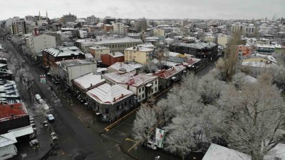 Kars’ta nisan ayında ağaçlar kırağı tuttu