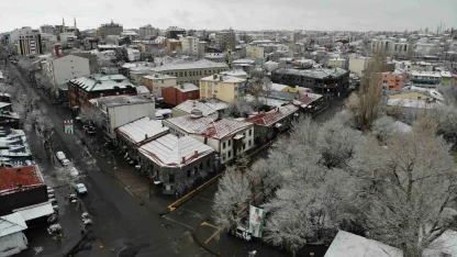 Kars’ta nisan ayında ağaçlar kırağı tuttu