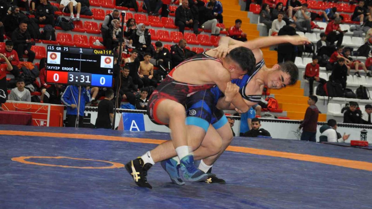 Kars’ta U15 Türkiye Güreş Şampiyonası başladı: Milli takım yolunda kıran kırana mücadele