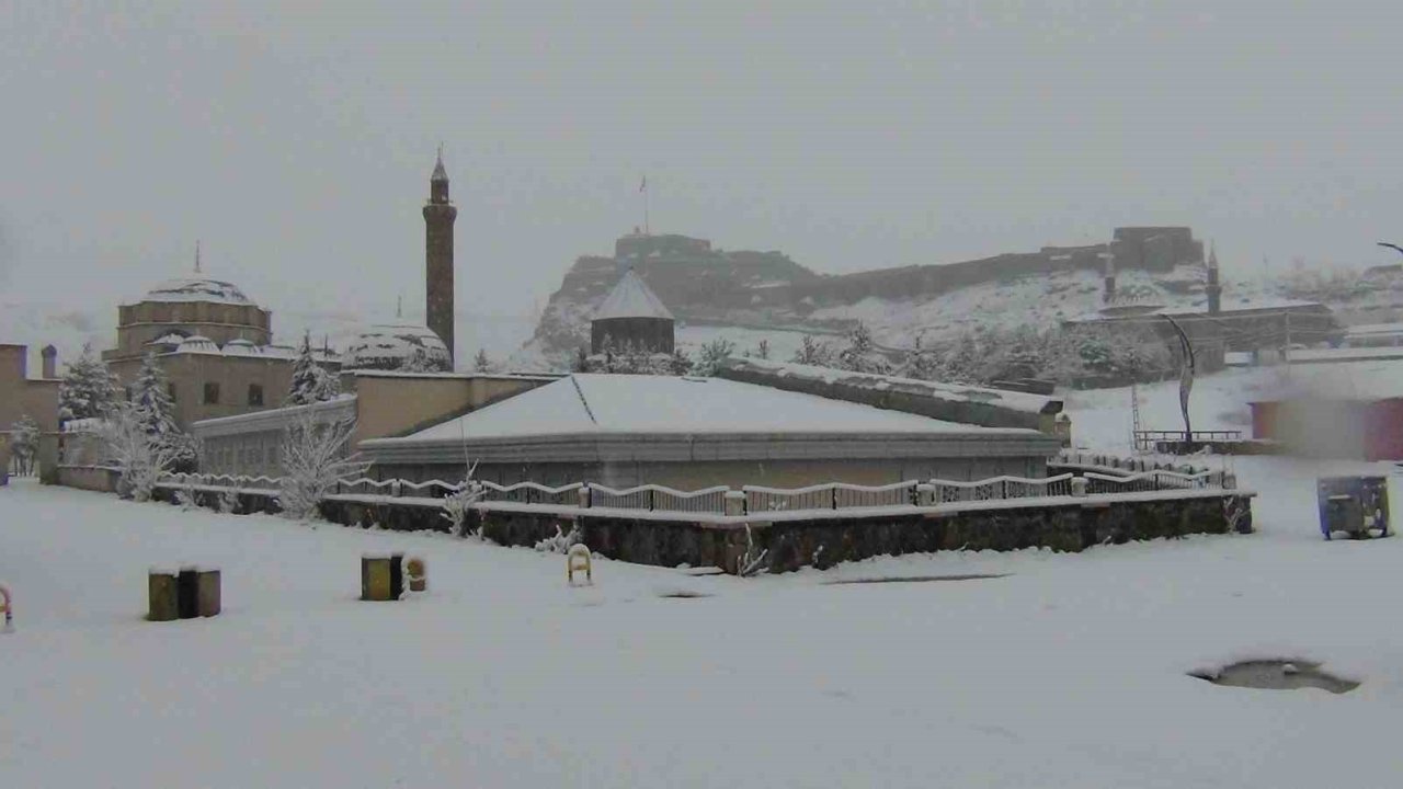 Kars’ta yer gök beyaz: Kar kalınlığı 30 santimi aştı