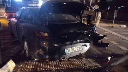 Kartal’da iki otomobil çarpıştı: 2 yaralı