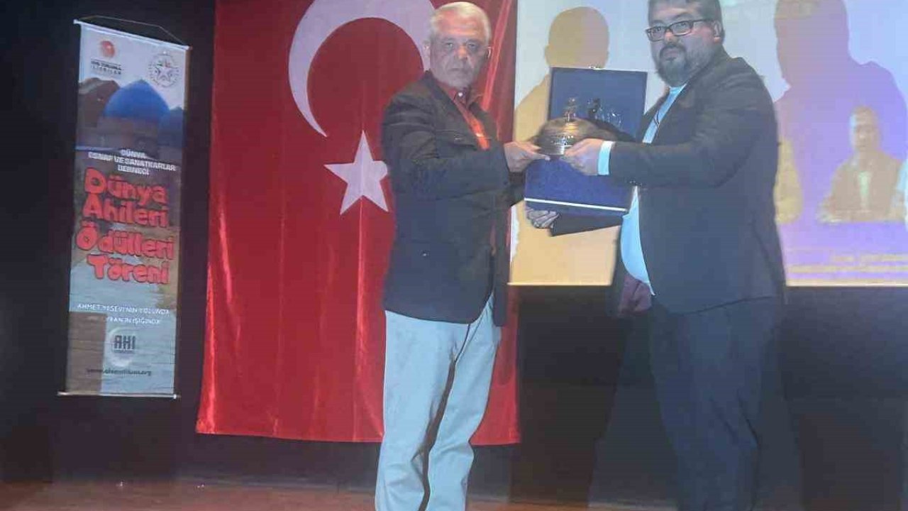 Kasap Halil Usta’nın sahipleri Bakışgan kardeşlere dünya ahilik ödülü