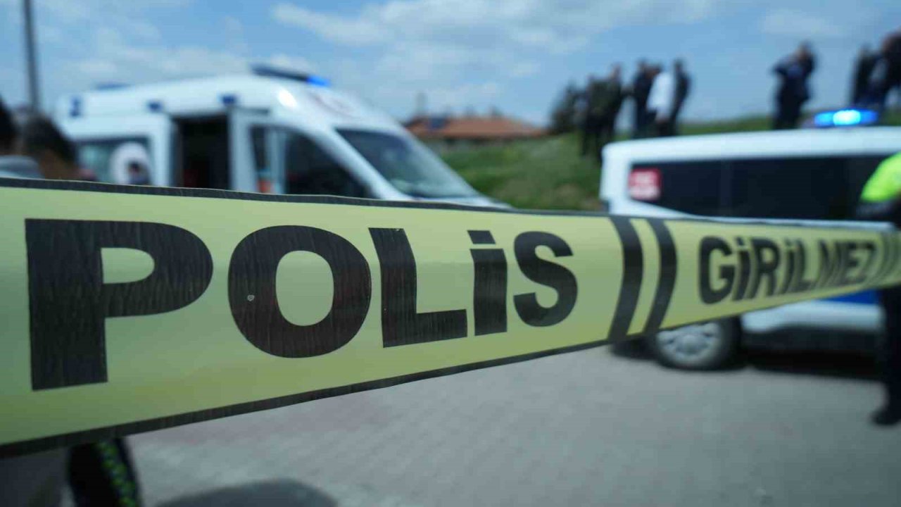 Kasksız motosiklet kullandı, kazada can verdi