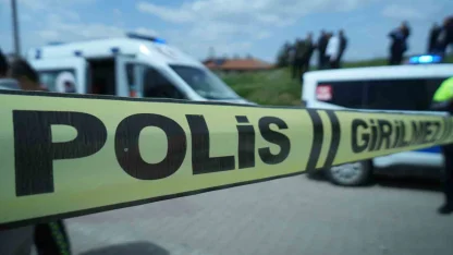 Kasksız motosiklet kullandı, kazada can verdi