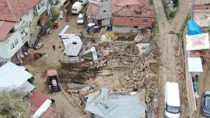 Kastamonu’da çıkan fırtına sırasında ahır çöktü: 4 büyükbaş hayvan telef oldu