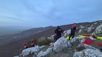 Kayalıklarda mahsur kalan keçiyi arama kurtarma ekipleri kurtardı