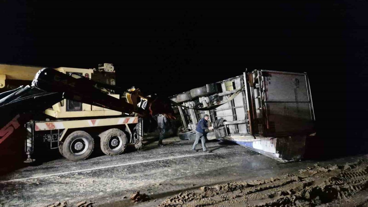 Kayan tır devrildi, Ankara-Tokat karayolu saatlerce ulaşıma kapandı