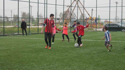 Kaymakam Bayram ilkokul öğrencileri ile halı saha maçı yaptı