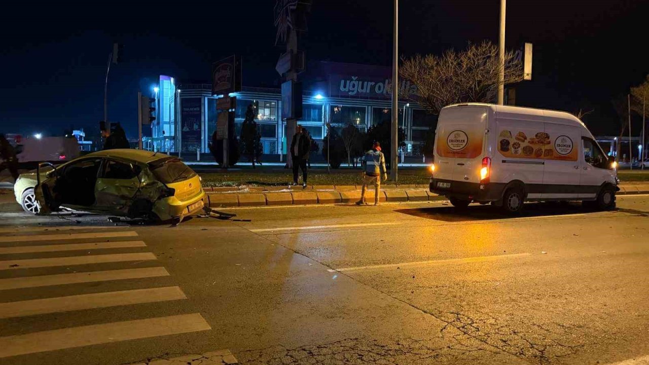 Kayseri’de otomobille panelvan araç çarpıştı: 1 yaralı