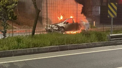 Kaza yapan otomobil alev topuna döndü: Yol trafiğe kapandı