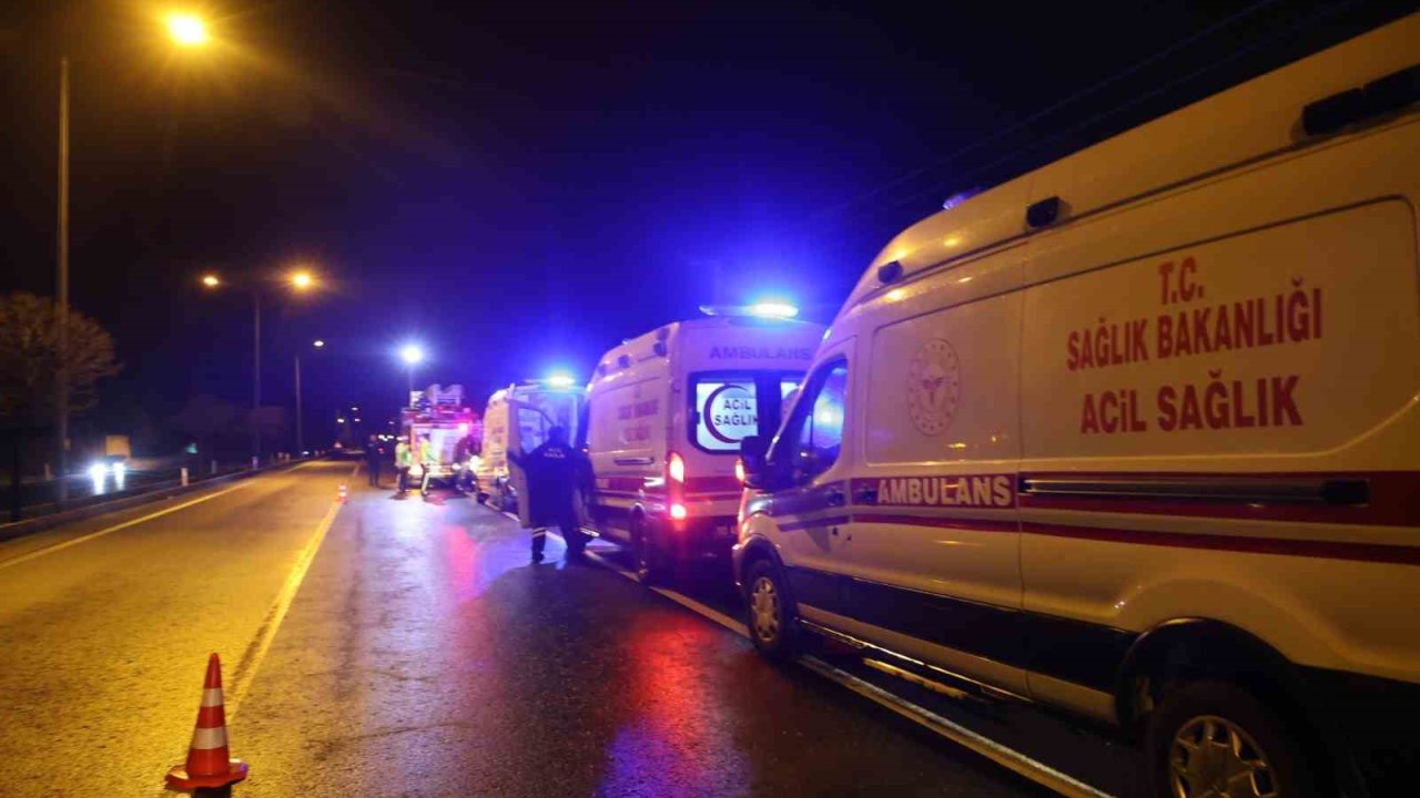 Kazada yaralanan kardeşi ile aynı ambulansa binmek isteyen yaralı ekiplere zor anlar yaşattı