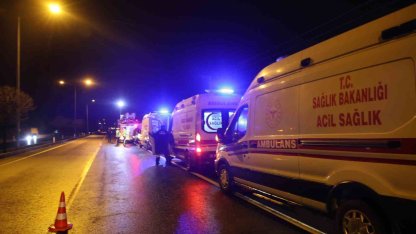 Kazada yaralanan kardeşi ile aynı ambulansa binmek isteyen yaralı ekiplere zor anlar yaşattı