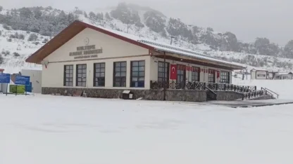 Keltepe Kayak Merkezi nisan ayında beyaz örtüyle kaplandı