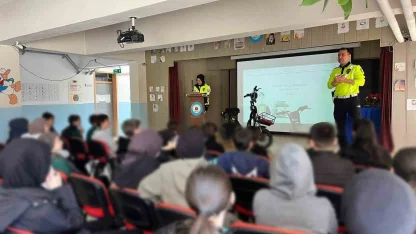 Kemah’ta öğrenci ve öğretmenlere trafik eğitimi verildi
