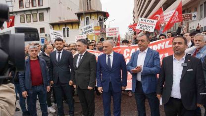 Kemeraltı esnafı, otopark sorununa çözüm için kepenk kapatıp yürüyüş düzenledi