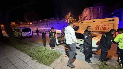 Kendilerini uyaran adamı darp eden şahıslar otomobili bırakıp kaçtı