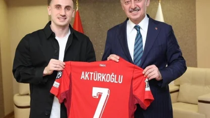 Kerem Aktürkoğlu’ndan Başkan Büyükakın’a ay-yıldızlı forma