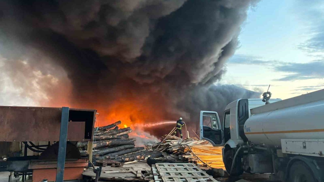 Kereste fabrikasındaki yangın kontrol altına alındı