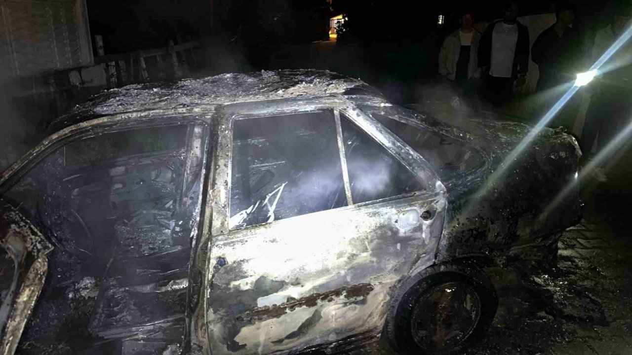 Keşan’da park halindeki otomobilde çıkan yangın söndürüldü