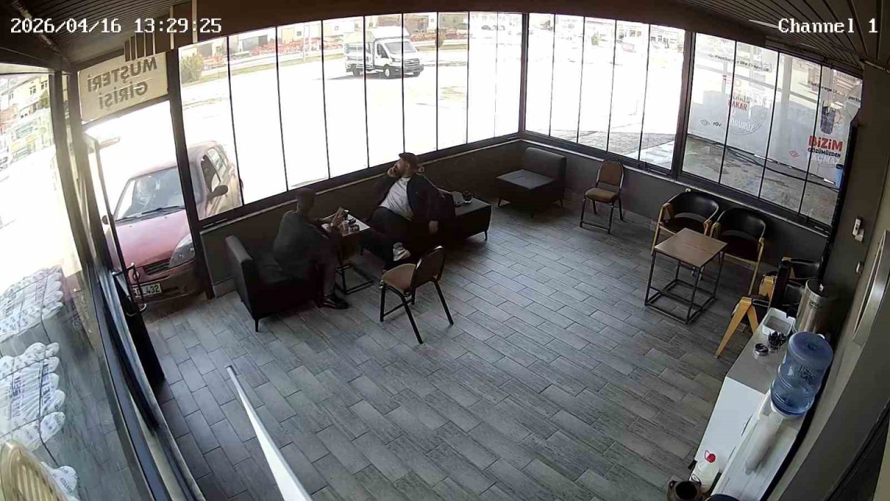 Kimse ne yaptığını anlamadı: Etrafında aracıya etrafında dönen sürücü iş yerine çarptı