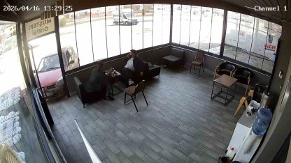 Kimse ne yaptığını anlamadı: Etrafında aracıya etrafında dönen sürücü iş yerine çarptı