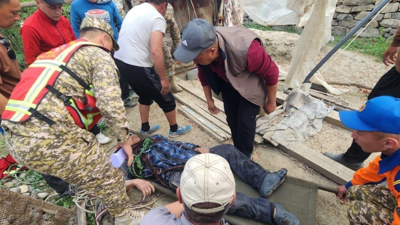 Kırgızistan’da 65 yaşındaki adam 18 metre derinliğindeki kuyuda 16 gün mahsur kaldı