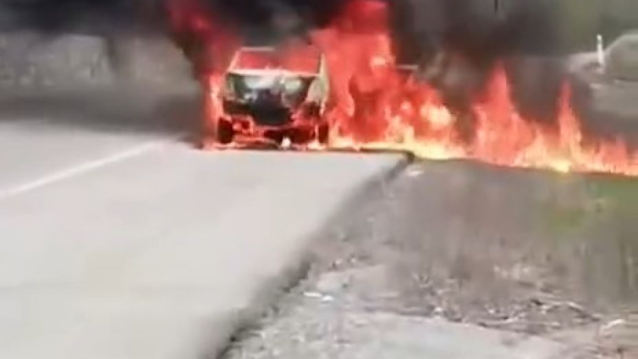 Kırklareli’nde seyir halindeyken yangın çıkan araç küle döndü