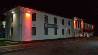 Kırmızı ışıklar eşit yaşam için yandı