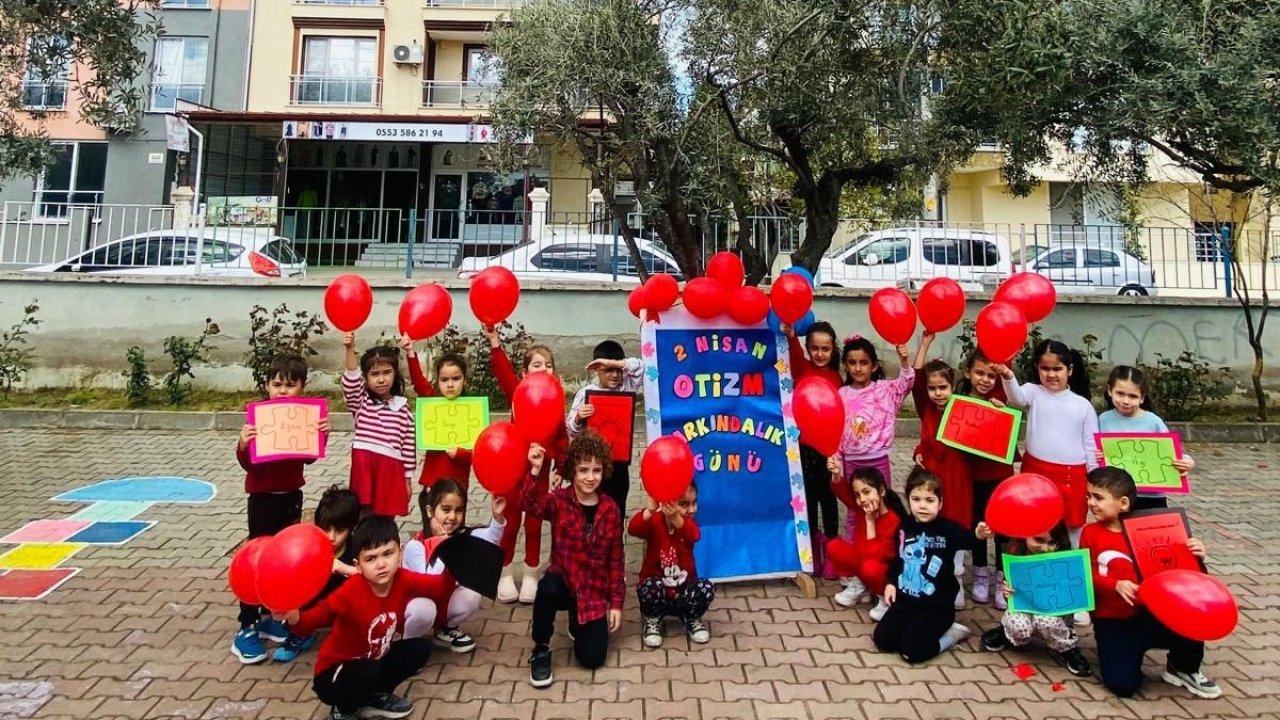 Kırmızıyla otizme dikkat çektiler