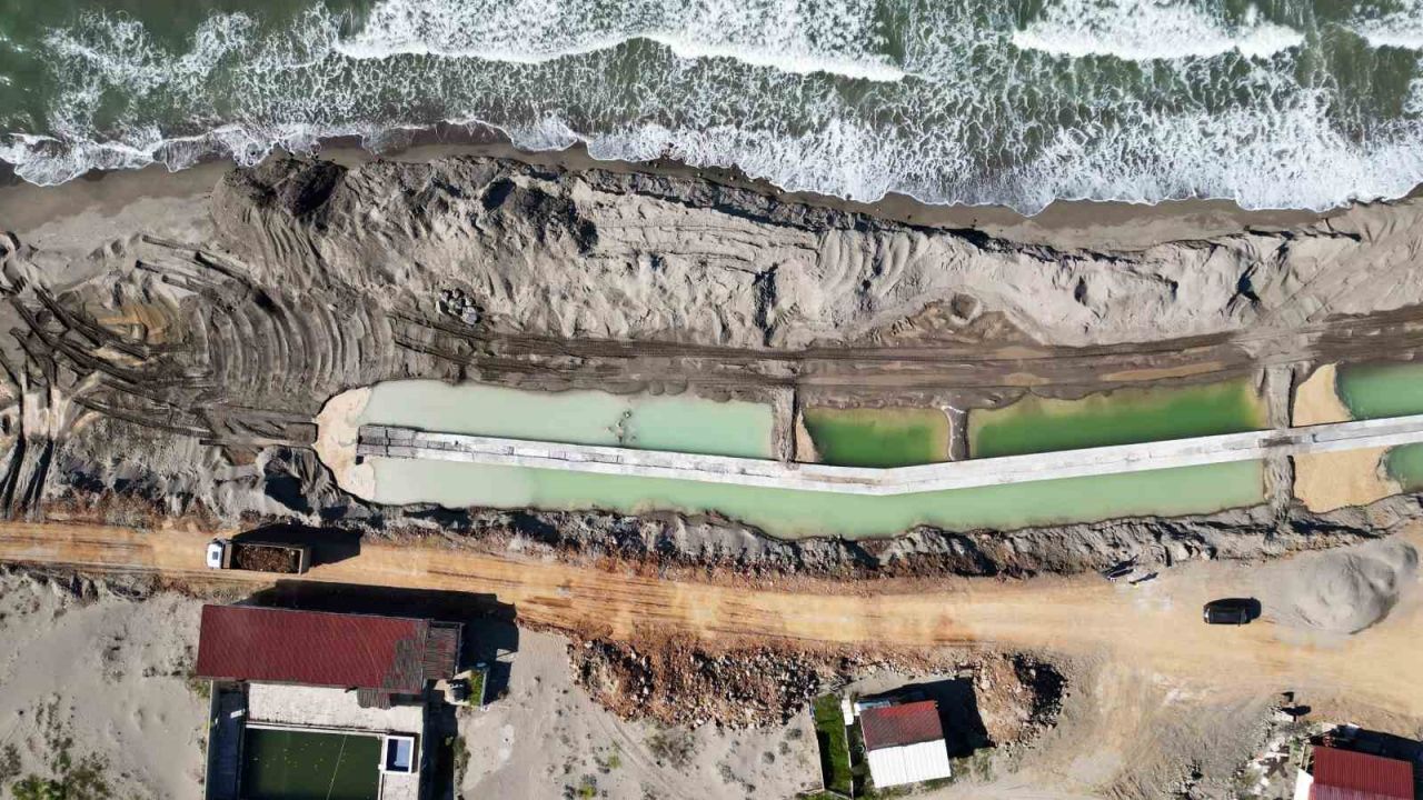 Kıyı erozyonunun tahrip ettiği Karasu sahilinde önlemler alınıyor