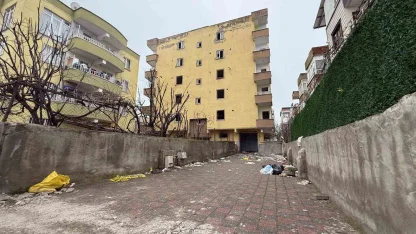 Kolonlarından çatlama sesi geldiği için tahliye edilmişti: O bina için yıkım kararı çıktı