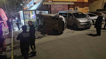 Kontrolden çıkan hafif ticari araç markete daldı: 2 yaralı