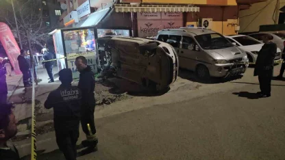 Kontrolden çıkan hafif ticari araç markete daldı: 2 yaralı