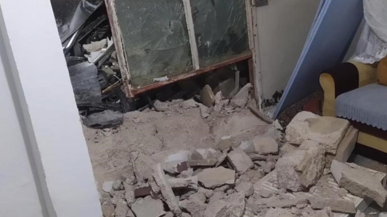 Kontrolden çıkan otomobil bahçe duvarını yıkarak eve çarptı: 1 yaralı