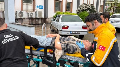 Kontrolden çıkan otomobil elektrik direğine çarptı: 3 yaralı