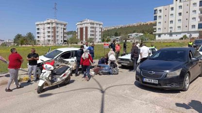 Kontrolden çıkan otomobil ışıklarda bekleyen araçlara çarptı: 3 yaralı