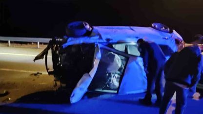 Kontrolden çıkan otomobil yan yattı