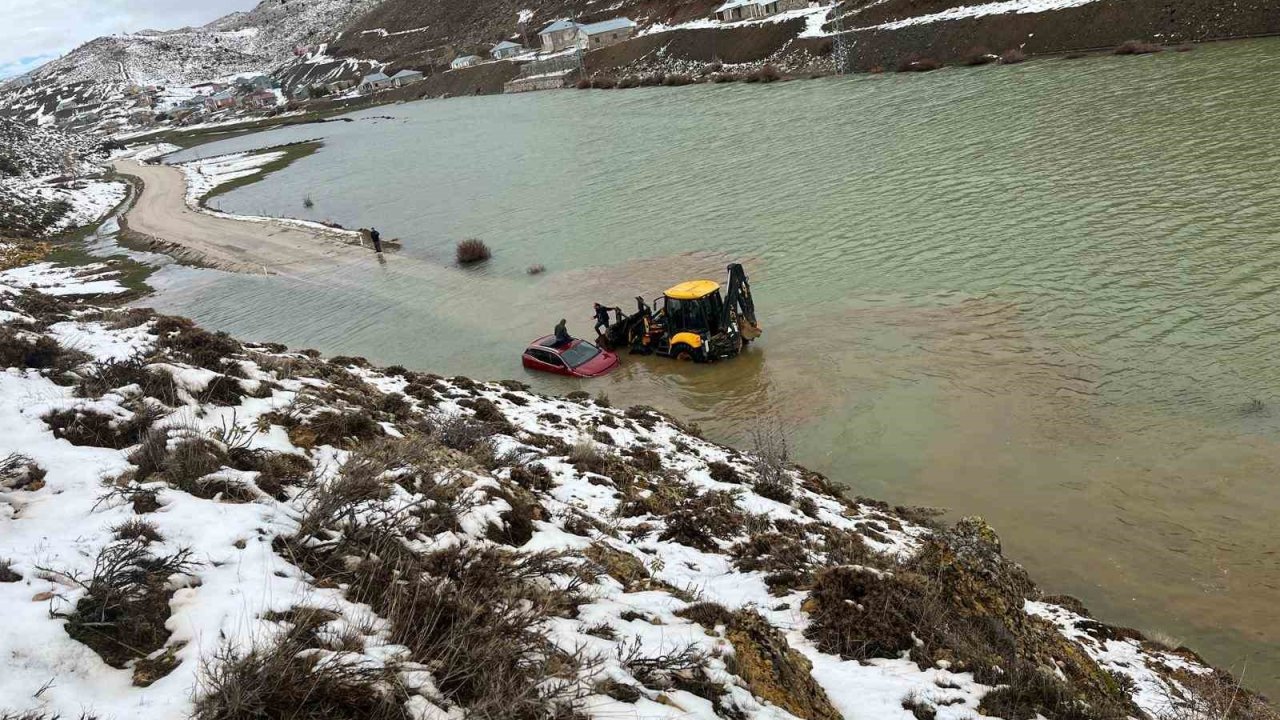 Konya’da göle dönen yayla yolunda araçta mahsur kalan aile kurtarıldı
