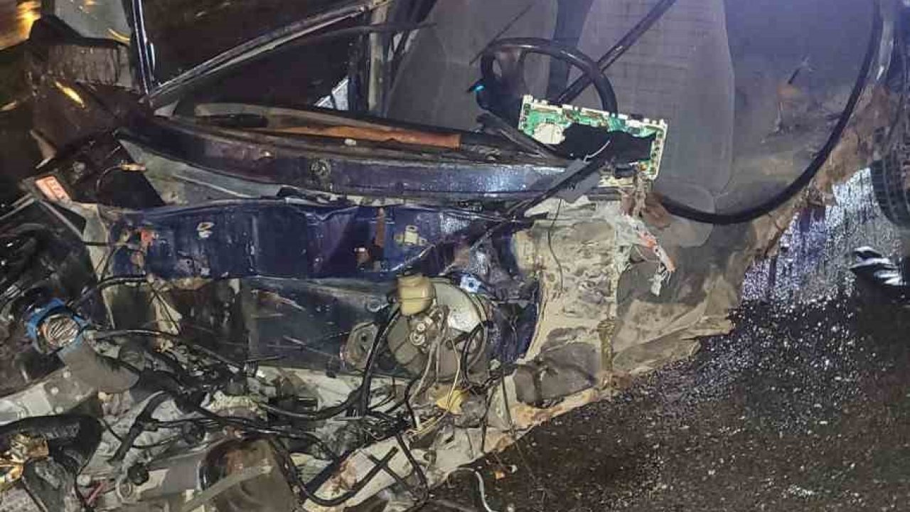 Köprü bariyerlerine çarparak parçalanan otomobilin sürücüsü hayatını kaybetti