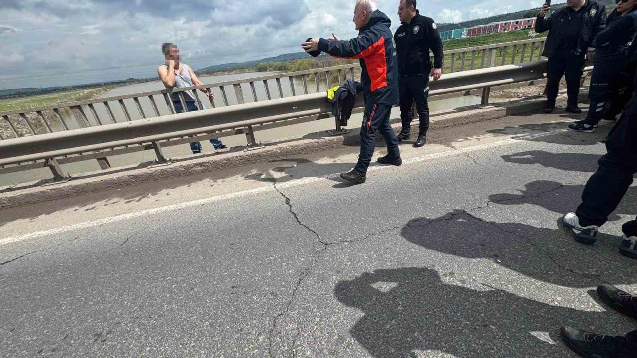 Köprüden atlamak isteyen şahıs AFAD ve polis tarafından ikna edilerek kurtarıldı