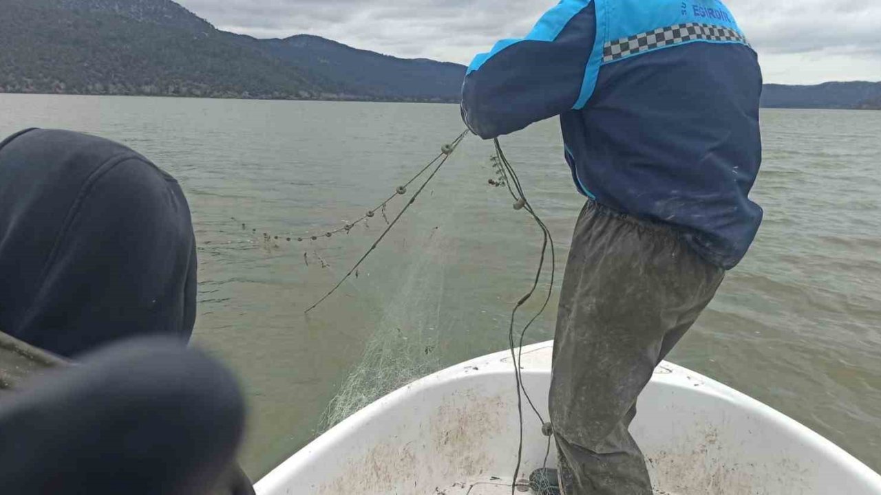 Kovada Gölü’nde kaçak avcılara ait 600 metrelik ağ ele geçirildi